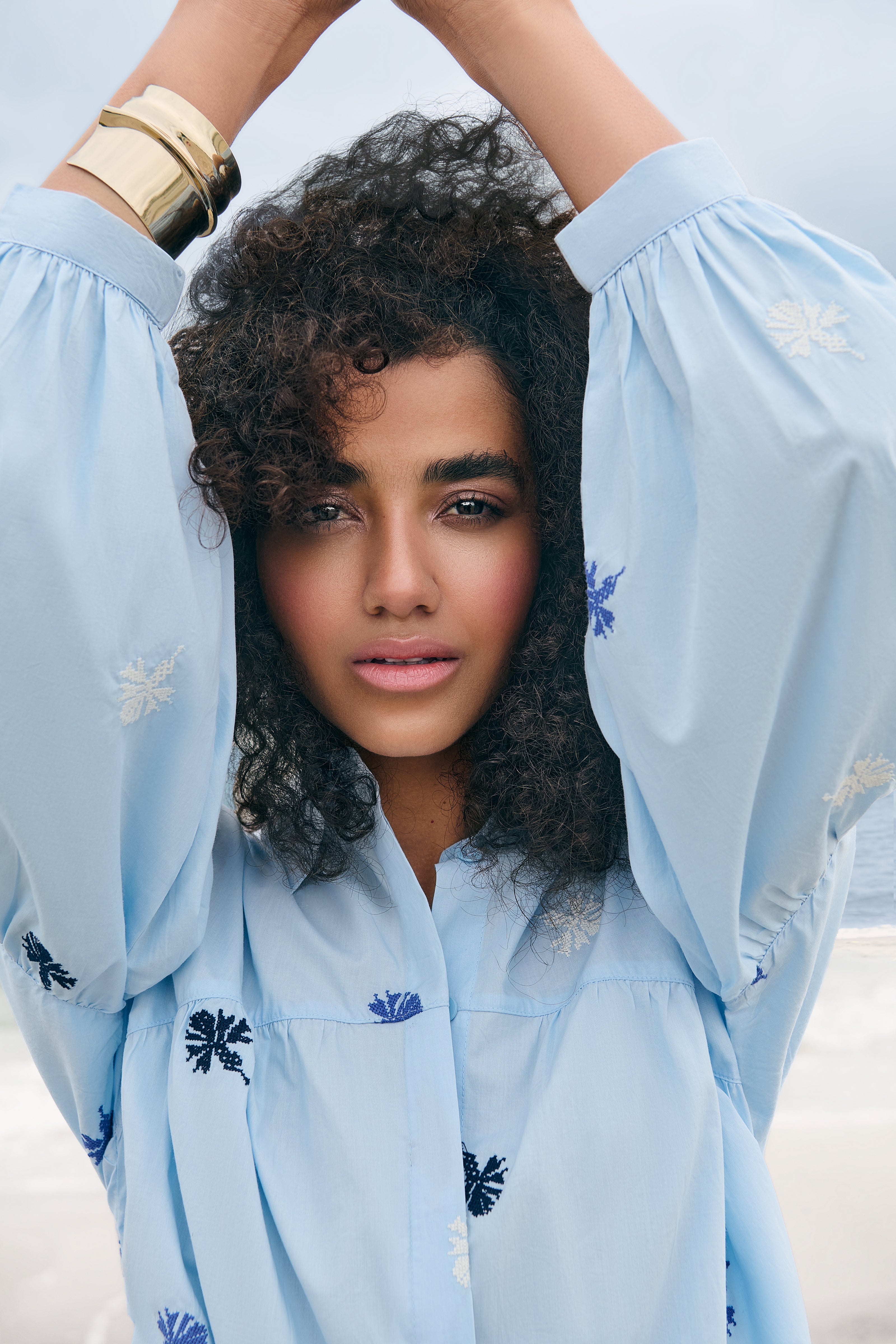 Embroidered flower head shirt - Baby Blue