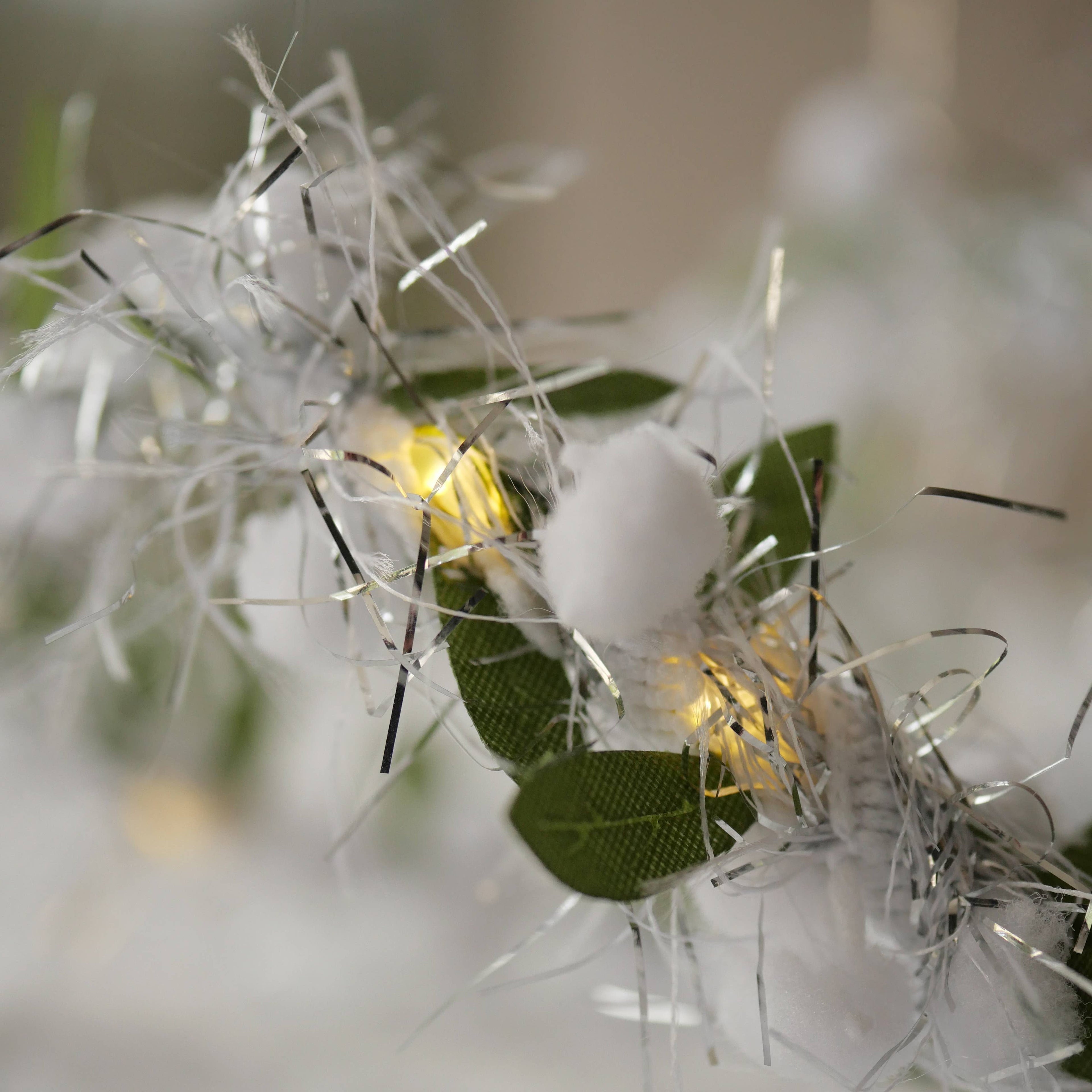 Winter Berry Fairy Light String - Christmas Decoration: Winter White / 2m (Battery)